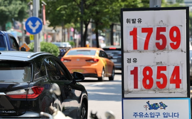 휘발유 가격이 내림세를 보인 지난 12일 오후 서울 시내 한 주유소에 유가 정보가 게시되어 있다. 사진=연합뉴스