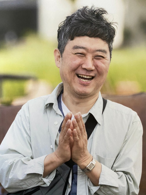 김승만 목사가 지난 7월 방영된 KBS1TV ‘주문을 잊은 음식점 2’에 출연해 손뼉을 치며 환하게 웃고 있다. KBS 제공