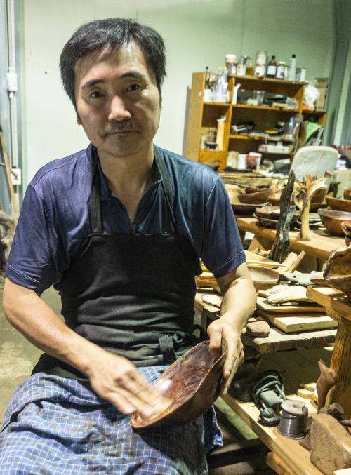 목우공방에서 옻칠한 나무 그릇을 다시 사포질하는 김우희 목수.