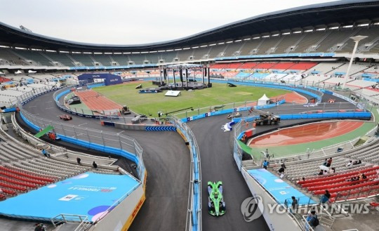 13일 서울 송파구 잠실올림픽주경기장 일대에서 열린 '2022 하나은행 서울 E-프리(E-Prix)' 15라운드 예선에서 경주차들이 주경기장 내 트랙을 돌고 있다.
서울 E-프리는 세계 최고 전기차 경주 대회인 포뮬러E 월드챔피언십의 올 시즌 마지막 대회로 이틀간 15, 16라운드 경기가 펼쳐진다. 시즌 챔피언이 서울에서 결정된다.[연합뉴스]