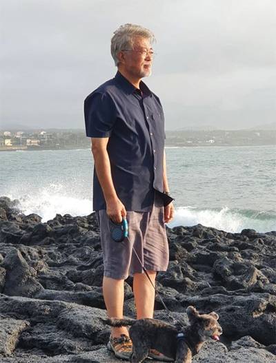 문재인 전 대통령이 2일 서귀포시 표선해수욕장에서 반려견 토리와 일출을 감상하고 있다. [사진 출처 = 문재인 전 대통령 인스타그램]