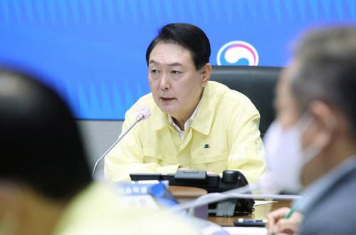 윤석열 대통령이 지난 10일 서울 정부서울청사 중앙재난안전상황실 서울상황센터에서 열린 하천홍수 및 도심침수 대책회의를 주재하고 있다. [사진 출처 = 연합뉴스]