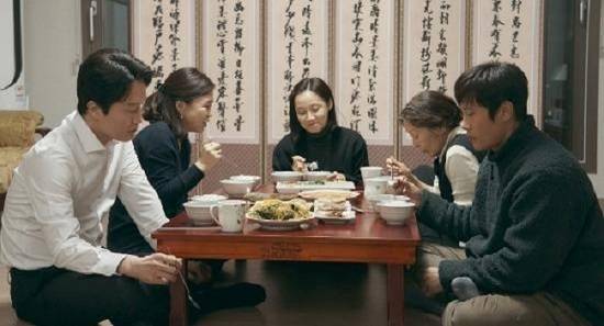 동석은 굳이 제사에 따라 들어가, 그 집 아들 속을 긁는다.<사진 제공=tvN>