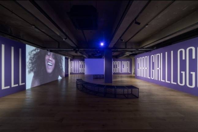 현대카드 아트 라이브러리 건물 지하에 위치한 현대카드 스토리지에서 진행 중인 뉴욕 현대미술관의 주요 미디어·퍼포먼스 컬렉션을 선보이는 '스며드는 빛'(Pervasive Light) 전시. 작품은 마틴 심스의 'Lessons I-CLXXX'와 월페인팅 'GIRRRLGIRLLLGGGIRLGIIIRL'. /사진제공=현대카드