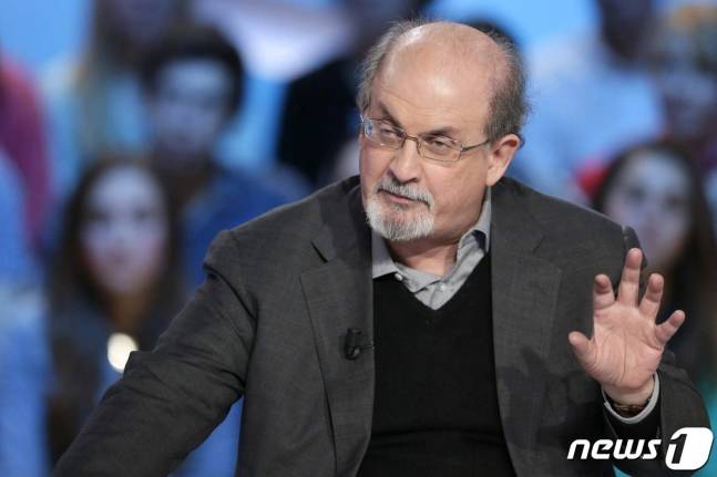 '악마의 시'를 쓴 작가 살만 루슈디가 2012년 11월 프랑스 파리의 한 방송에 출연한 모습./사진=뉴스1/AFP