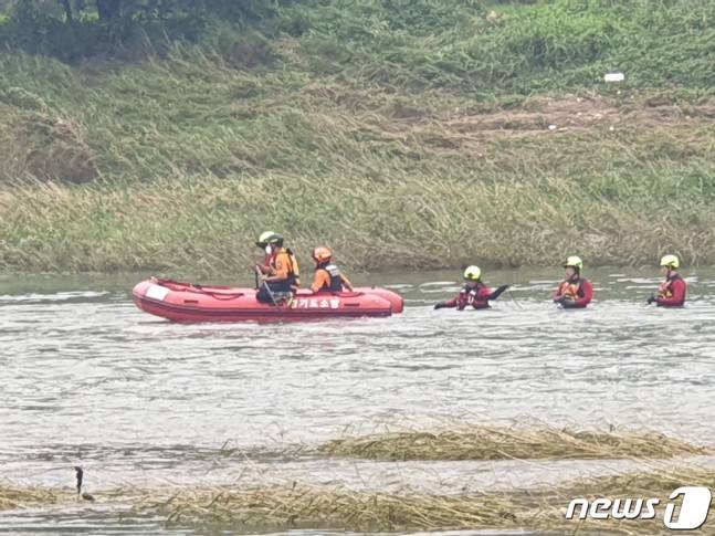 경기 광주시 한 소하천에서 실종된 남매를 찾고 있는 소방 관계자들./사진=뉴스1(경기도소방재난본부 제공)