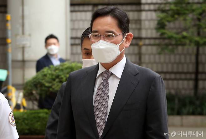 회계 부정, 부당합병 의혹 관련 재판을 받고 있는 이재용 삼성전자 부회장이 지난 11일 서초구 서울지방법원에서 열린 1심 속행공판에 출석하고 있다./사진=김휘선 기자 hwijpg@