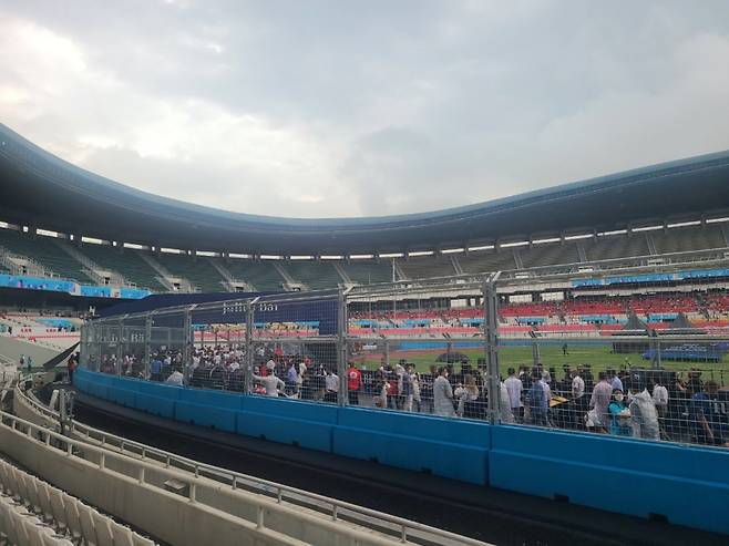 본선 시작전 관람객들이 차량을 구경하고 있는 모습. /사진=정한결 기자.