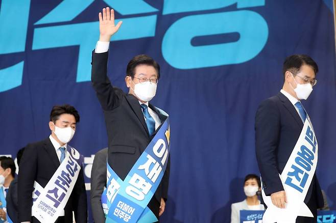 더불어민주당 이재명 후보가 13일 부산 동구 부산항컨벤션센터에서 8·28 전당대회 부산·울산·경남지역 권리당원 투표결과 압승을 거두자 손을 들어 지지자들에게 인사하고 있다. / 사진제공=뉴시스