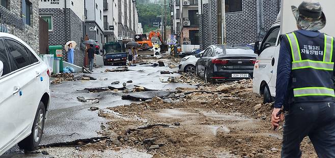 8-9일 내린 폭우로 침수 등의 피해를 입은 경기도 광주시 초월읍 지월리 마을. 9일 오전 복구작업이 진행되고 있다.[연합]