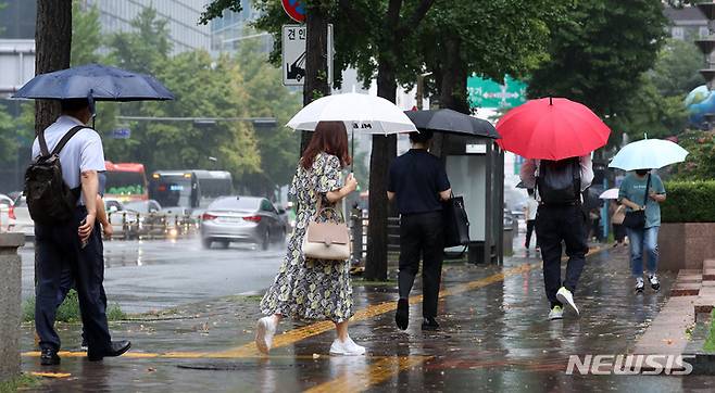 [서울=뉴시스] 이영환 기자 = 비가 내린 지난 3일 오전 서울 중구 을지로입구역 인근에서 우산을 쓴 시민들이 발걸음을 재촉하고 있다. 2022.08.03. 20hwan@newsis.com