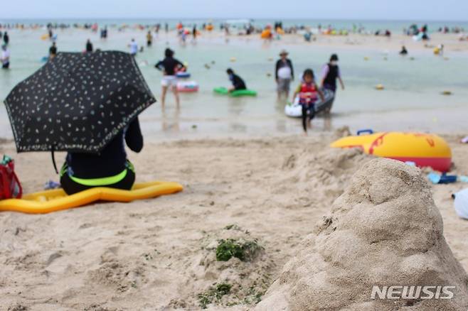 [제주=뉴시스] 양영전 기자 = '광복절 연휴'가 시작된 13일 제주시 조천읍 함덕해수욕장을 찾은 피서객들이 물놀이를 즐기고 있다. 제주도관광협회는 지난 12일부터 오는 15일까지 나흘간 연휴에 제주에 17만명 넘는 관광객이 찾을 것으로 예상했다. 2022.08.13. 0jeoni@newsis.com
