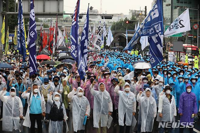 [서울=뉴시스] 조수정 기자 = 13일 오후 서울 중구 숭례문 앞에서 열린 8·15 전국노동자대회 및 자주평화통일대회에서 참가자들이 구호를 외치고 있다. 2022.08.13. chocrystal@newsis.com