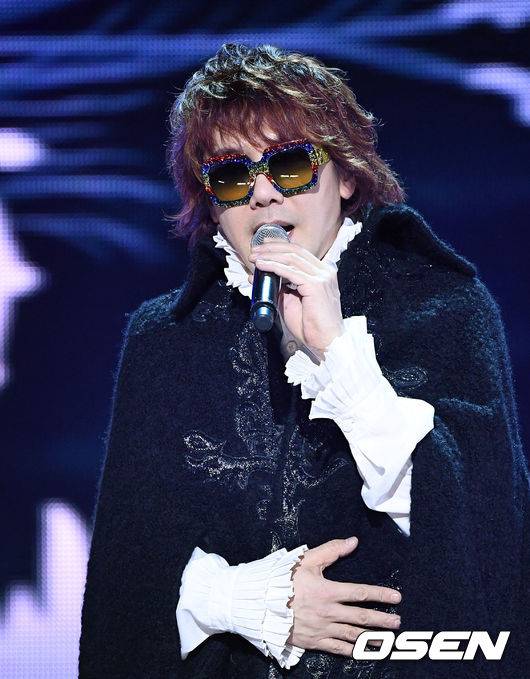 [OSEN=고양, 이대선 기자] 11일 오후 경기도 고양시 인산동구 장항동 MBC드림센터에서 열린 MBC 뮤직'쇼 챔피언(Show Champion)' 생방송이 진행됐다.가수 김장훈이 감미로운 무대를 펼치고 있다. /sunday@osen.co.kr