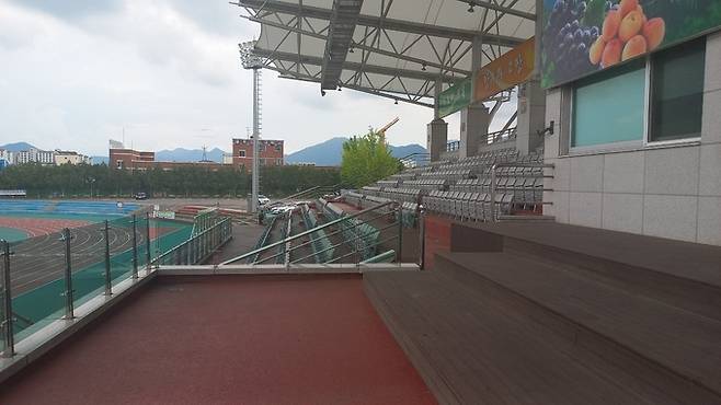 오는 25일 제61회 충북도민체육대회가 열리는 옥천공설운동장에 노약자 전용 관람석이 설치됐다. 옥천군 제공