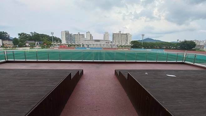 충북 옥천공설운동장에 설치한 노약자 전용 관람석에서 바라본 전경. 옥천군 제공