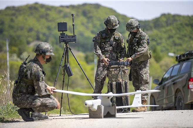 육군 장병들이 대대급 무인정찰기를 띄우기 전에 관련 사항을 점검하고 있다. 세계일보 자료사진