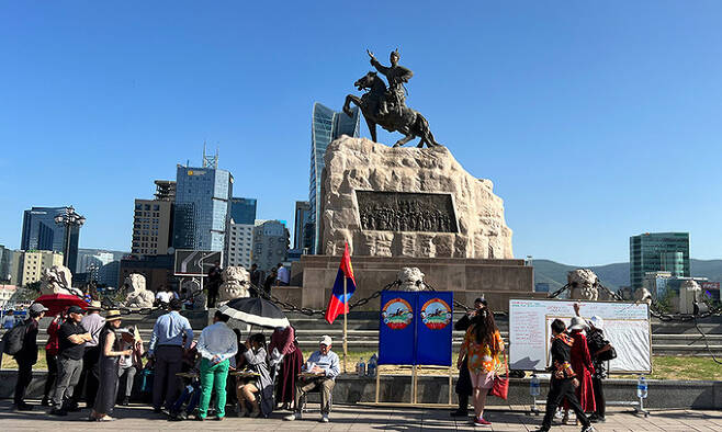 스르바타르 광장 주변 풍경들. 몽골의 수도 울란바토르 중심부에 있는 거대한 광장으로 현대 몽골의 공산혁명가 및 독립운동가 이름에서 유래되었다.
