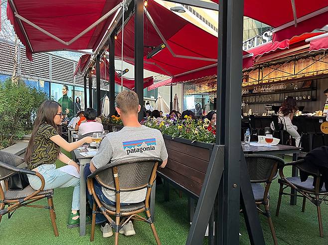 울란바토르 샹글리라 쇼핑몰 야외 레스토랑. 외국인 관광객들이 넘쳐난다.