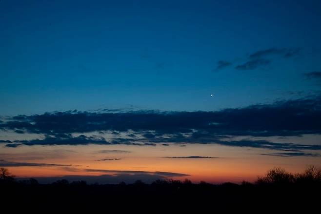 강화도의 항해박명. 개밥바라기와 초승달이 이처럼 뚜렷이 보이면 항해박명쯤 된다. (사진=이광식)