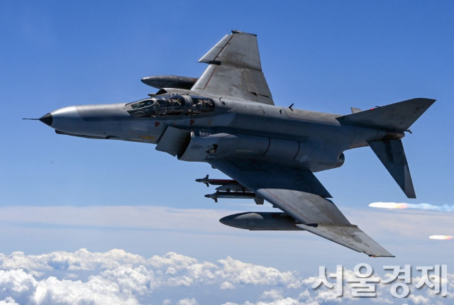 공군 F-4 팬텀 전투기 비행 장면. 최초의 국내 생산 항공기탑재 전자전장비인 ALQ-88K는 F-4 팬텀에 탑재됐다. 사진제공=공군