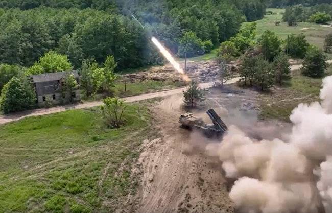 우크라이나 전쟁으로 세계는 신냉전체제 양상을 보이고 있다. 백 회장은 “평화를 위한 공론의 장을 만드는 데 인문학이 기여할 수 있다”고 말했다. 사진은 러시아군이 우크라이나에 로켓을 발사하는 광경. 6월 25일 러시아 국방부가 발표한 내용이다. [AP 뉴시스]