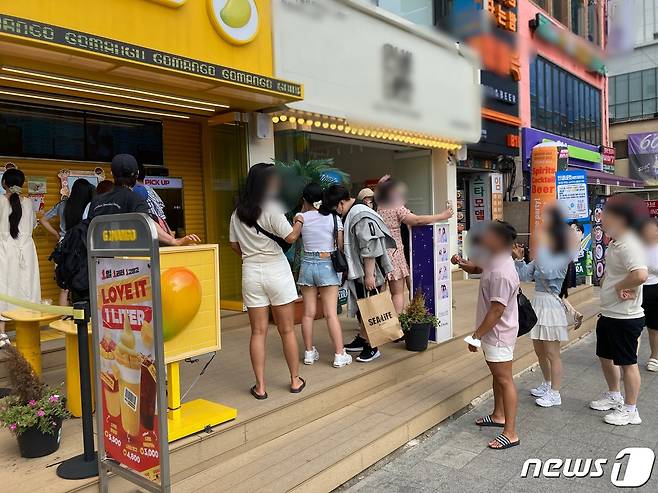 14일 오후 부산 해운대해수욕장 일대가 붐비고 있다. 2022.8.14.ⓒ News1 백창훈 기자