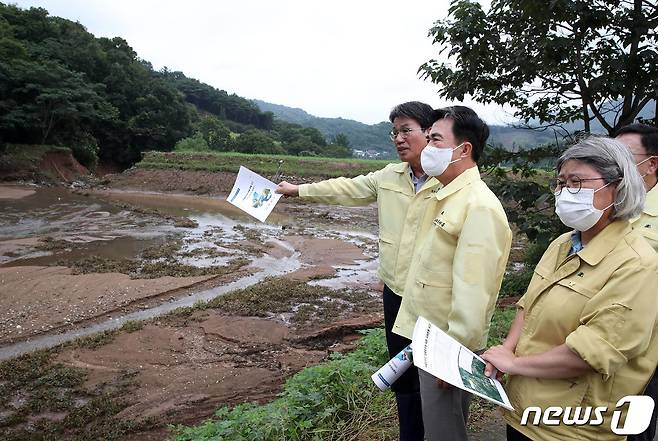 청양 호우피해 현장을 찾은 김태흠 충남지사 ⓒ 뉴스1