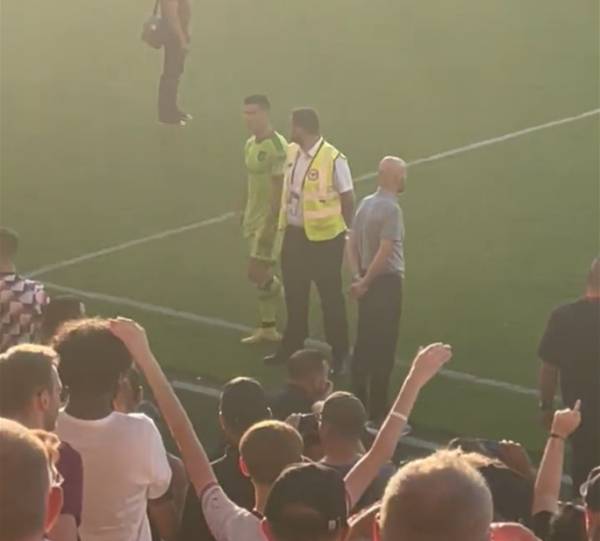 안전요원을 사이로 인사 없이 에릭 텐 하흐 감독을 지나치는 크리스티아누 호날두. 사진｜제임스 롭슨 SNS