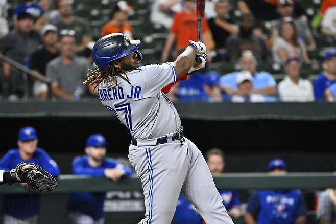 토론토 블루제이스 블라디미르 게레로 주니어가 지난 10일(한국시각) 볼티모어 오리올스전에서 5회초 안타를날리고 있다. AP연합뉴스