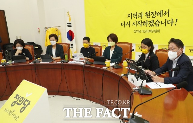 정의당 배진교 의원(오른쪽)이 2일 서울 여의도 국회에서 열린 의원총회에서 발언하고 있다./국회=이선화 기자/현장풀