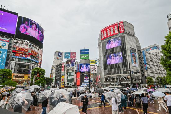 일본 도쿄의 시부야에서 '갤럭시 Z 플립4 X BTS' 디지털 영상이 상영되는 모습. (사진제공=삼성전자)