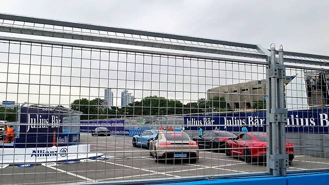 서울 잠실종합운동장에서 포뮬러E 대회가 열린 13일 오전 10시 30분, 포르쉐코리아가 포뮬러E 공식 세이프티 카로 선정된 ‘타이칸 터보S’(첫 번째 차량)와 '타이칸 GTS(후미 4개 차량)'를 통해 트랙타임 행사를 갖고 있다. /고성민 기자