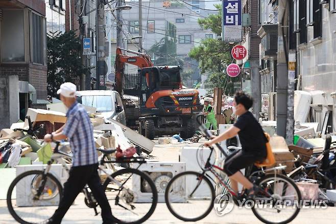 지난 12일 서울 관악구 신림동 일대에서 집중호우로 발생한 피해 복구 작업이 진행되고 있다. /연합뉴스