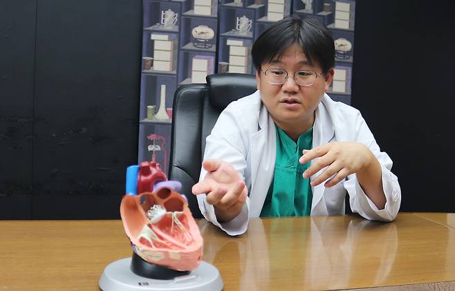 지난달 20일 안정민 서울아산병원 심장내과 교수가 대동맥판막협착증에 대해 설명하고 있다. /서울아산병원 제공