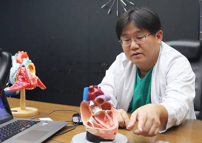 지난달 20일 안정민 서울아산병원 심장내과 교수가 대동맥판막치환술에 대해 설명하고 있다. /서울아산병원 제공