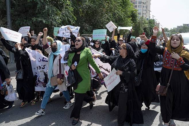 13일 아프가니스탄 수도 카불에서 여성들이 “빵, 일자리, 자유”를 외치며 탈레반 정권에 항의하는 시위를 벌이고 있다. AFP 연합뉴스