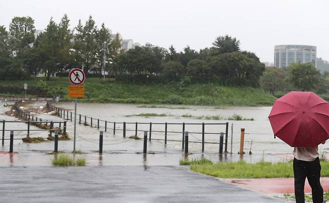 호우경보가 내려진 지난 11일 오전 대전시 유성구 유성천변의 보행교가 불어난 물에 잠겨 있다. 연합뉴스
