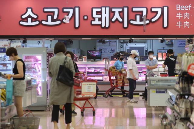 생활물가가 급등한 가운데 최근 서울의 한 대형마트에서 시민들이 육류 등을 살펴보고 있다. 연합뉴스