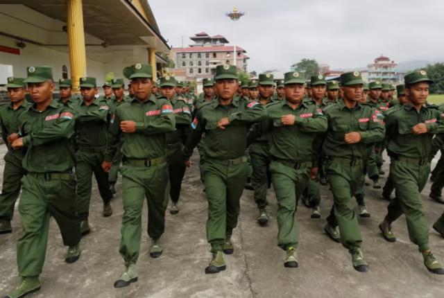 지난 2019년 미얀마 소수민족 와족이 운용 중인 육군이 시내를 행진하고 있다. 이라와디 캡처