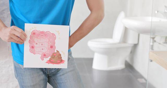 대변에 피가 섞여 나오면 대장암을 걱정하는데 대장암과 치질로 인한 혈변 색깔은 다르다. 게티이미지뱅크