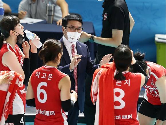 김형실 페퍼저축은행 감독이 14일 열린 2022 순천·도드람컵 프로배구대회 여자부 B조 한국도로공사와 경기 도중 타임아웃 시간에 선수들에게 작전 지시를 하고 있다. [사진=발리볼코리아닷컴]