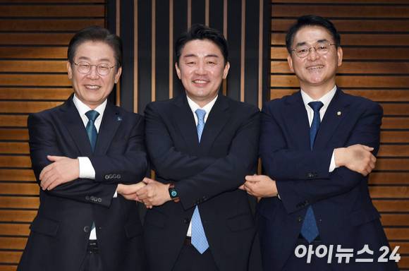 더불어민주당 이재명(왼쪽부터), 강훈식, 박용진 당대표 후보가 9일 오전 서울 양천구 CBS사옥에서 열린 CBS라디오 '김현정의 뉴스쇼' 당대표 후보자 방송 토론회에 출연해 기념촬영을 하고 있다. [사진=국회사진취재단]