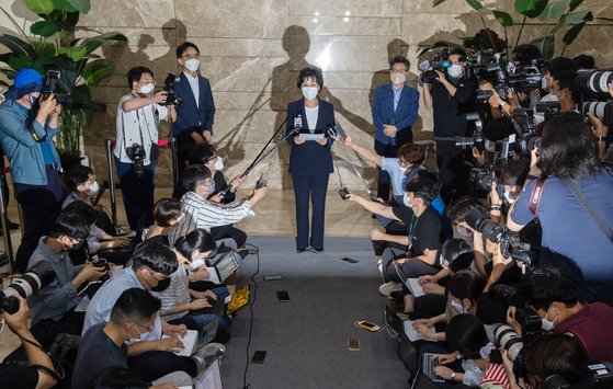 박순애 사회부총리 겸 교육부 장관이 8일 오후 서울 여의도 한국교육시설안전원에서 가진 기자회견에서 사퇴를 발표하고 있다. 연합뉴스