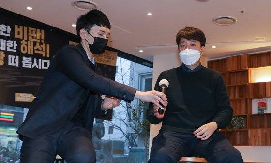 지난 1월 서울 여의도의 한 카페에서 열린 'MZ세대라는 거짓말' 북 콘서트에서 저자인 박민영 당시 국민의힘 청년보좌역이 이준석 당 대표에게 마이크를 건네고 있다. 2022.1.28 [국회사진기자단]