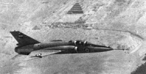 이집트의 국산 초음속 전투기인 HA-300이 피라미드 위를 날고 있다.