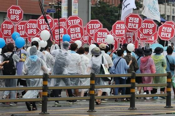지난 13일 오후 서울 중구 숭례문 인근 세종대로에서 열린 8·15 전국노동자대회 및 자주평화통일대회에서 참가자들이 집회를 마친 뒤 용산 대통령집무실을 향해 행진하고 있다. 연합뉴스