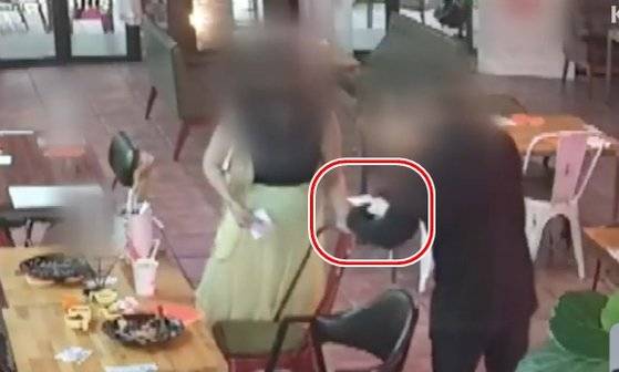 구독자 72만명을 보유한 유명 여성 유튜버가 춘천의 한 식당에서 음식값을 놓고 사기 행각을 벌여 논란이다. KBS 영상 캡처