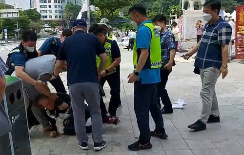 ▲ 14일 서울 강남봉은사 앞에서 자승 전 총무원장 측의 조계종 총무원장 선거 개입 등을 비판하는 1인 시위를 준비하던 조계종 노조원이 스님들로부터 폭행을 당하는 일이 벌어졌다. 한 승려(왼쪽 두번째)가 경찰관 제지에도 폭력을 행사하고 있다.  [조계종 노조 제공 영상 캡처]