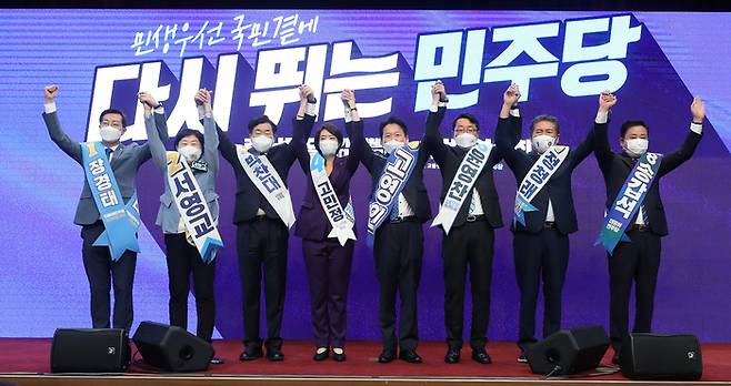 14일 충남 공주시 금흥동 충남교통연수원에서 열린 더불어민주당 당 대표·최고위원 후보 합동연설회에서 최고위원 후보들이 인사하고 있다. 공주 | 연합뉴스